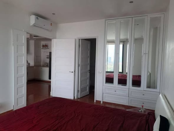 bedroom and room interior of Aguston Sukhumvit 22