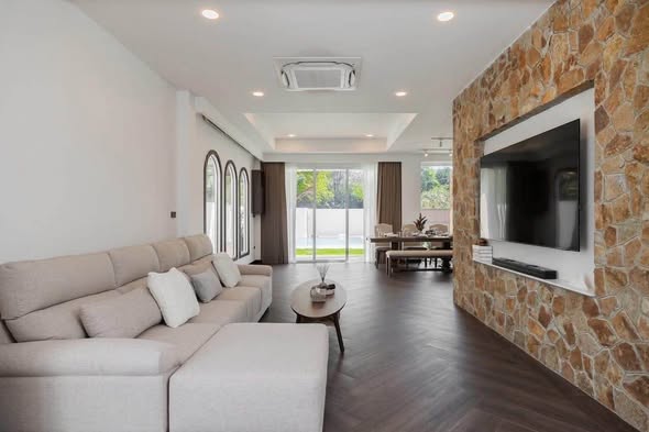 living room and kitchen of พูลวิลล่ากรุงเทพ Airy Ville Bangkok
