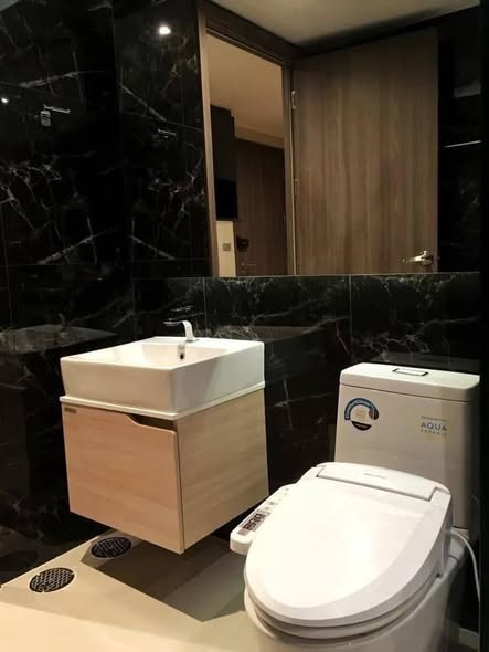 bathroom of Altitude Sam Yan – Si Lom