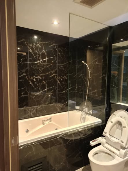 bathroom of Altitude Sam Yan – Si Lom