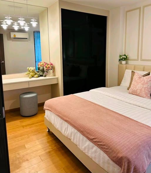 bedroom and room interior of Altitude Sam Yan – Si Lom