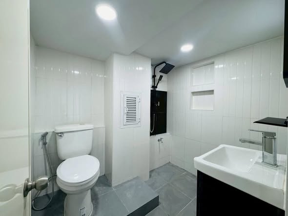 bathroom of Angket Condominium