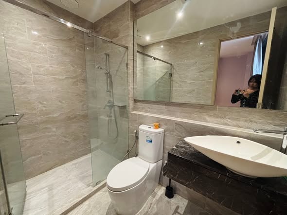 room interior and bathroom of ASHTON Asoke – Rama 9