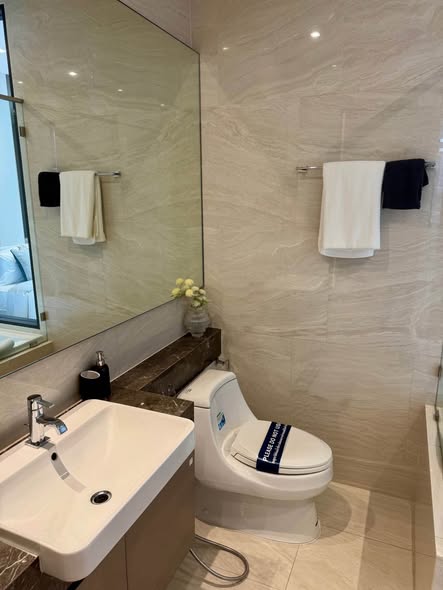 bathroom of Ashton Silom