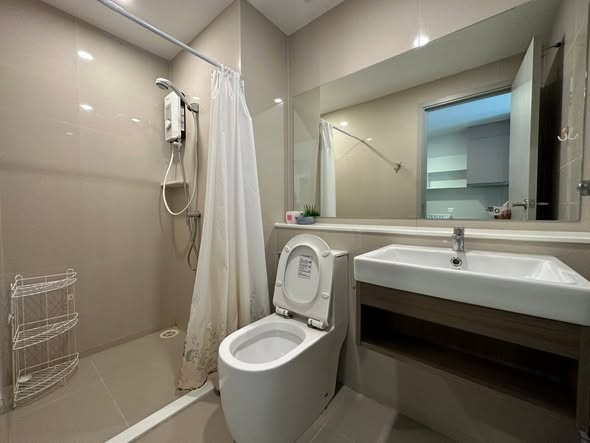 bathroom of Aspire Asoke-Ratchada