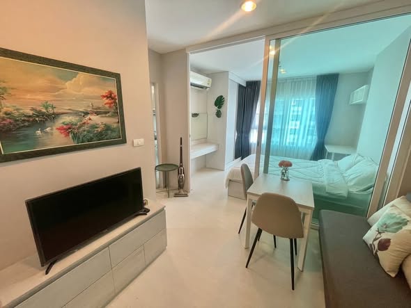 bedroom and living room of Aspire Erawan Tower B