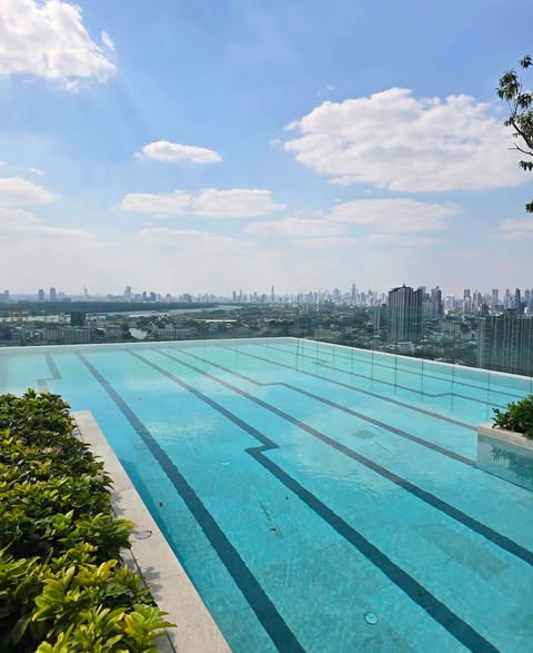 pool of Aspire Onnut Station