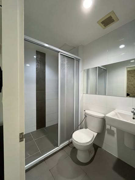 room interior and bathroom of Aspire Sukhumvit 48