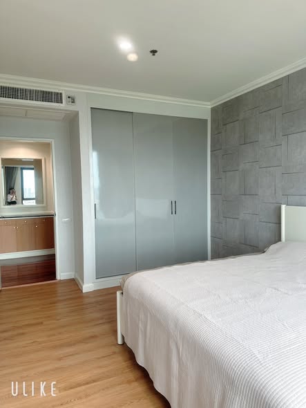 bedroom and room interior of Baan Chaopraya