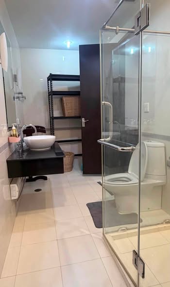 room interior and bathroom of Baan Klang Krung Siam-Pathum Wan
