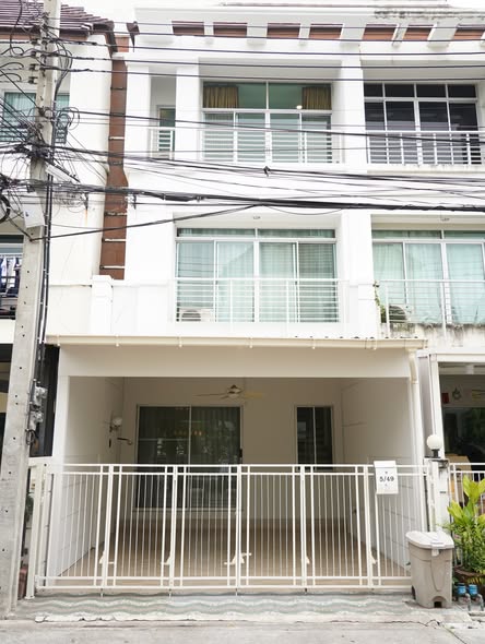 Baan Klang Muang Sukhumvit 113