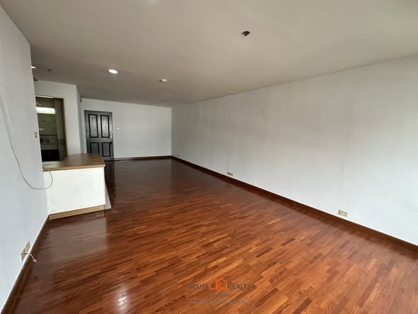 Baan Phloen Chit Apartment