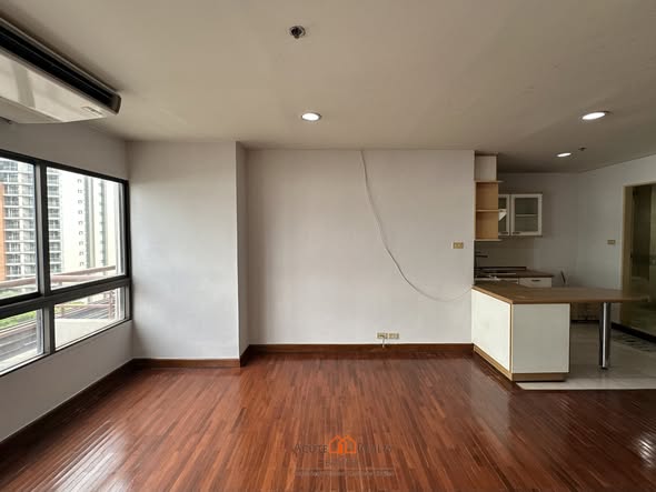 Baan Phloen Chit Apartment