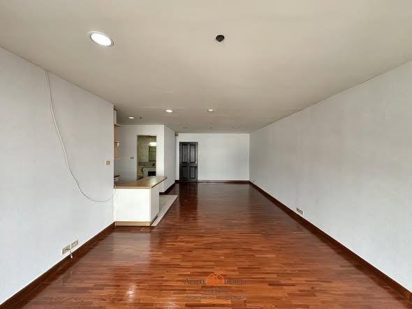 Baan Phloen Chit Apartment