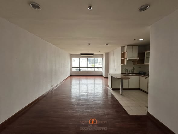 Baan Phloen Chit Apartment