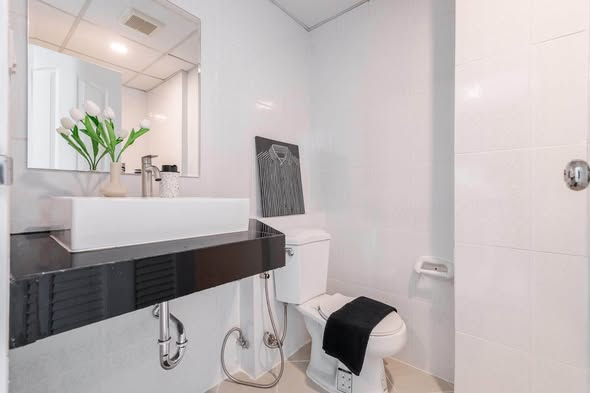 bathroom of Baan Ruenrom Bangna