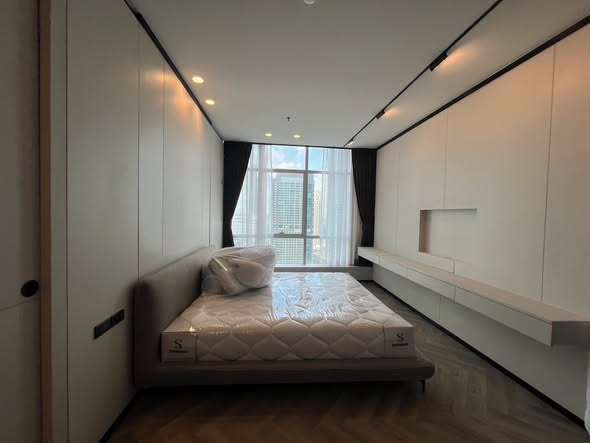 bedroom and room interior of Baan Sathorn Chao Phraya