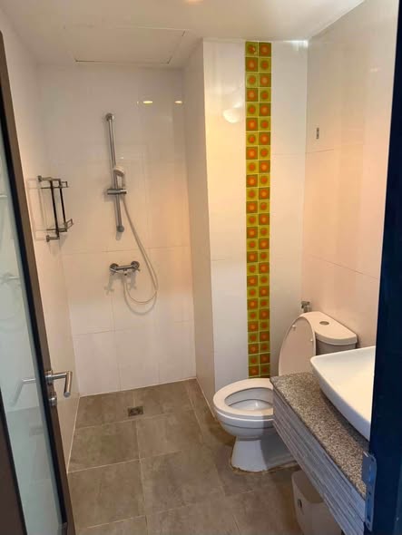 room interior and bathroom of Baan Sukhumvit Condo