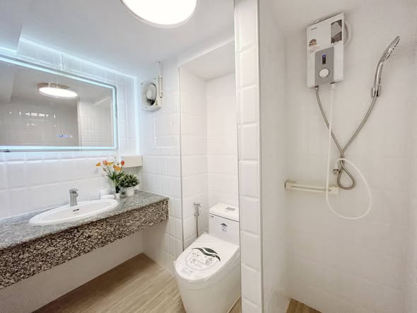 bathroom of Bang Na Place Condo