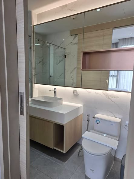 room interior and bathroom of Bearing Residence