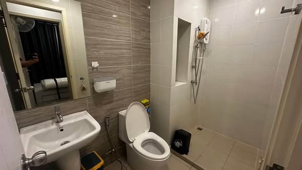 bathroom of Brompton Pet Friendly Samrong Station บรอมป์ตัน เพ็ท เฟรนด์ลี่ สำโรง สเตชั่น