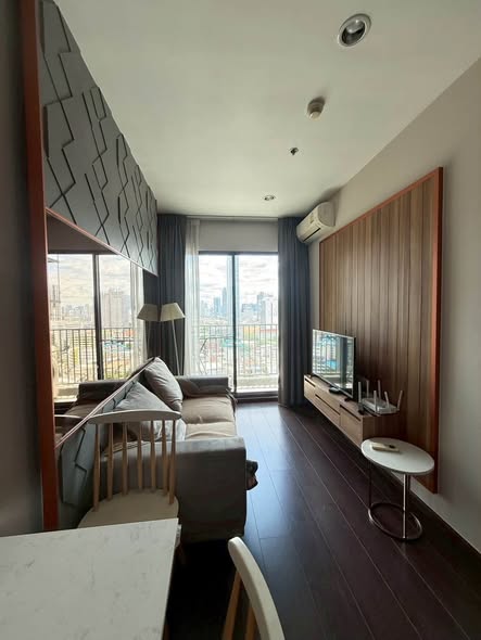 bedroom and living room of C Ekkamai Condominium