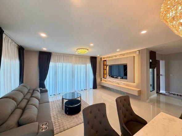 bedroom and living room of Centro Vibhavadi