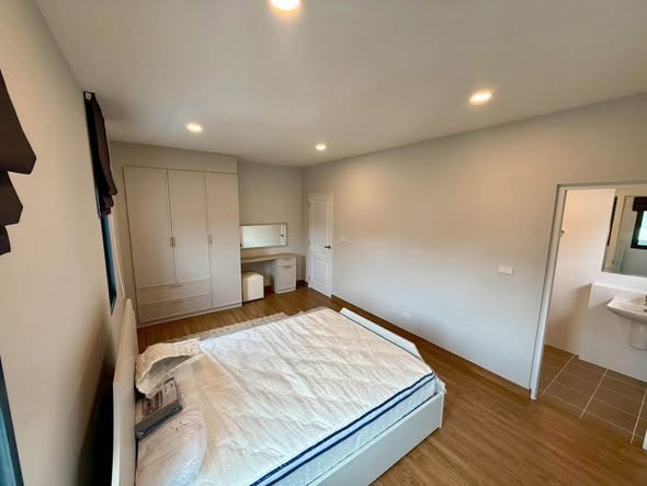 bedroom and room interior of Centro Vibhavadi