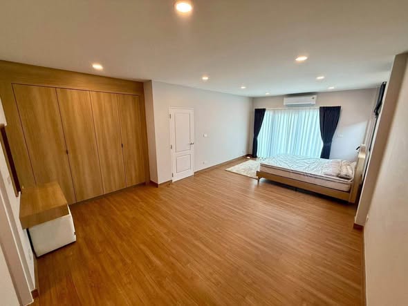 bedroom and room interior of Centro Vibhavadi