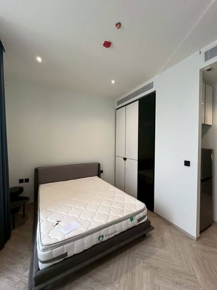 bedroom and room interior of Chapter Charoennakhon–Riverside