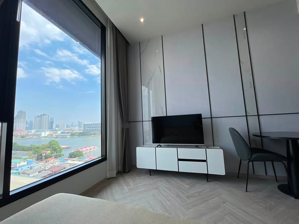 bedroom and room interior of Chapter Charoennakhon–Riverside