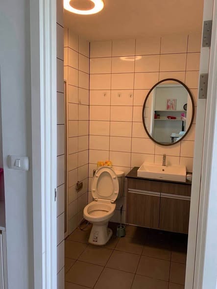 bathroom of Chapter One Eco Ratchada-HuaiKhwang