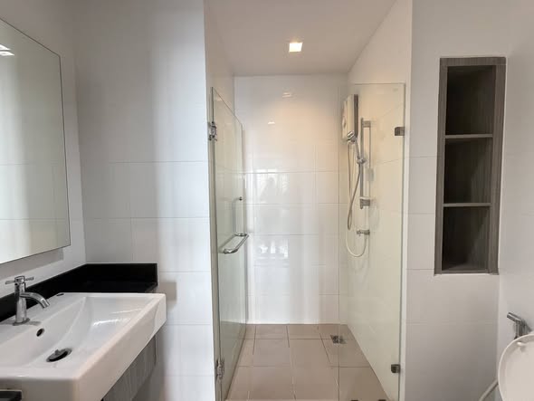 room interior and bathroom of Chapter One Midtown Lat Phrao 24