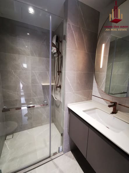room interior and bathroom of CHAPTER THONGLOR 25