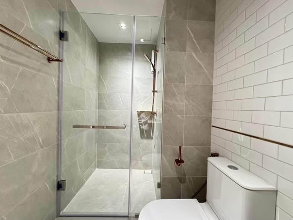 room interior and bathroom of CHAPTER THONGLOR 25