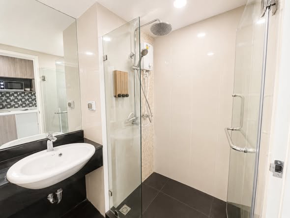 room interior and bathroom of Chateau In Town Pinklao – Siriraj