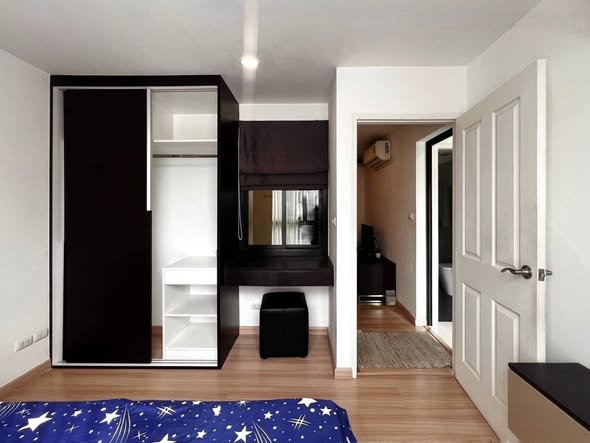 bedroom and room interior of Chateau In Town Sukhumvit 64/1.
