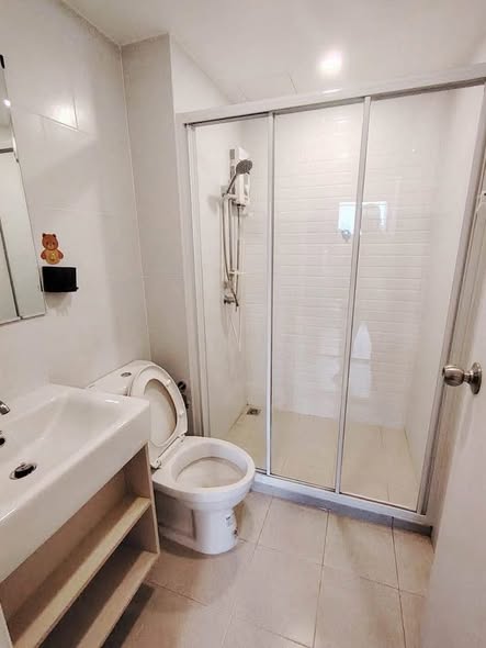 room interior and bathroom of Chewathai Hallmark Ladprao – Chokchai 4 Phase 2