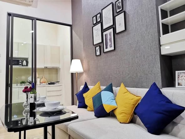 living room and bedroom of Chewathai Residence Asoke