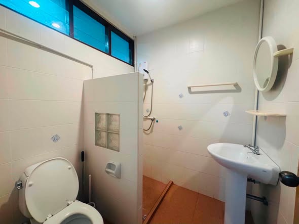 room interior and bathroom of Chok Thip Villa หมู่บ้านโชคทิพย์