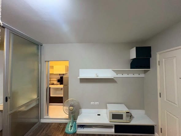 bedroom and room interior of D Condo Sukhumvit 109