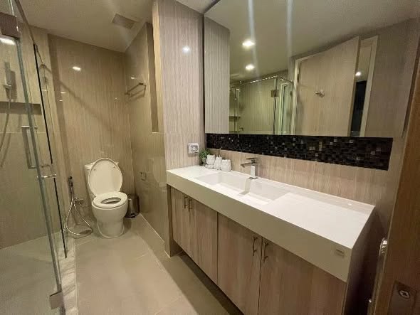 bathroom of Downtown49