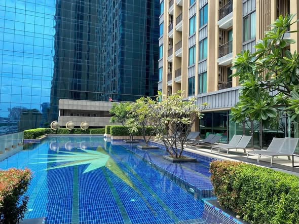 pool of Equinox Phahol Vibha