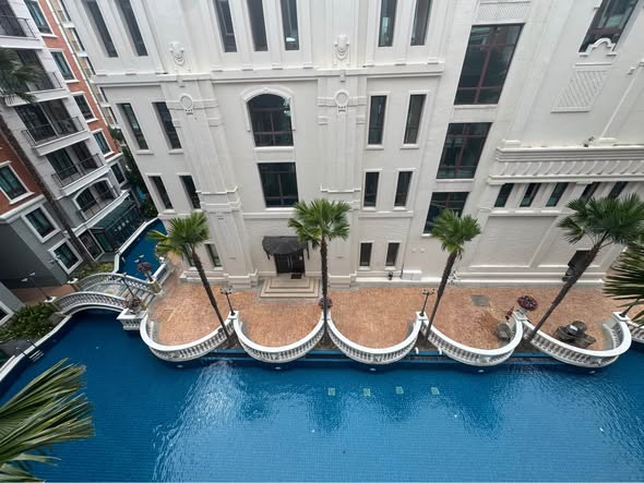 pool of Espana Condo Resort Pattaya