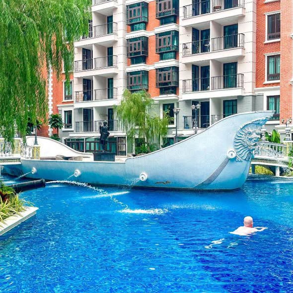 pool of Espana Condo Resort Pattaya