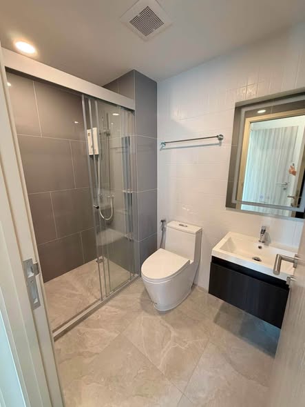 room interior and bathroom of ESQUE Condo Sukhumvit 101/1
