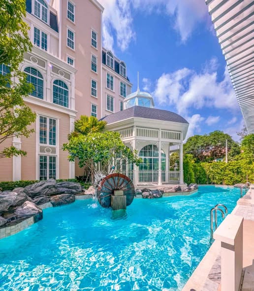 pool of Grand Florida Beachfront Condo Resort Pattaya