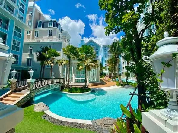 pool of Grand Florida Beachfront Condo Resort Pattaya
