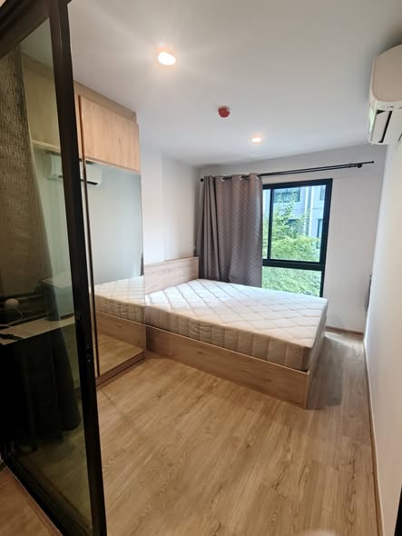 bedroom and room interior of HI Sukhumvit 93