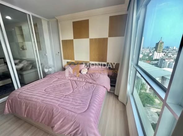 bedroom of Hive Sathorn